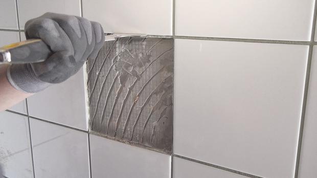 07 kaputte fliesen austauschen restliche fuge mit stemmspachtel entfernen
